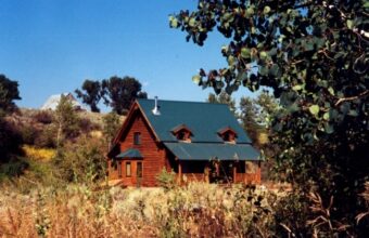 8-log-home-in-meadow-1